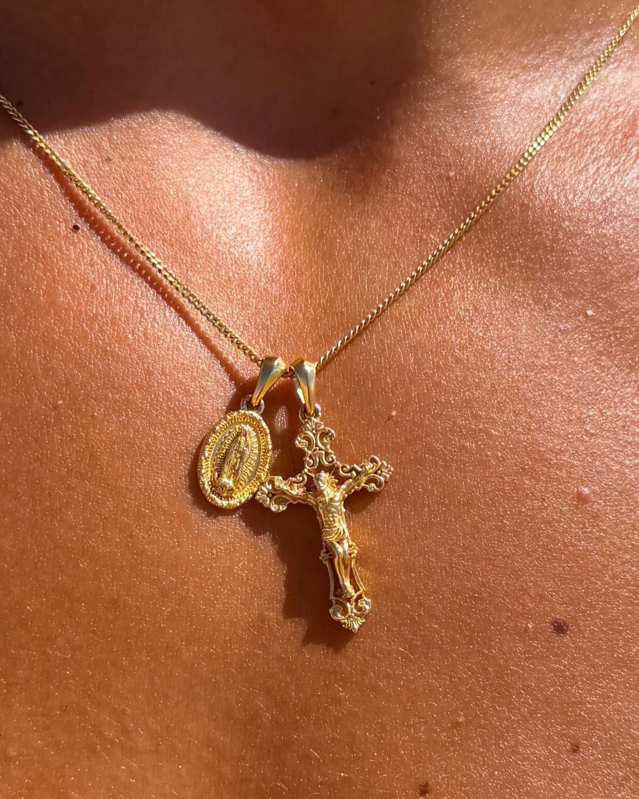 Motif Crucifix x Mini Guadalupe - Gold
